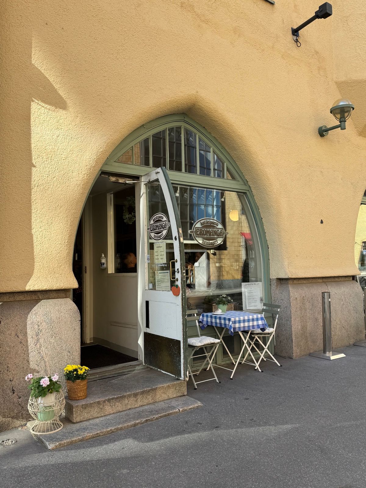 ヘルシンキ
●カフェ「エロマンガ」の入り口
●カフェ「エロマンガ」の店内
...