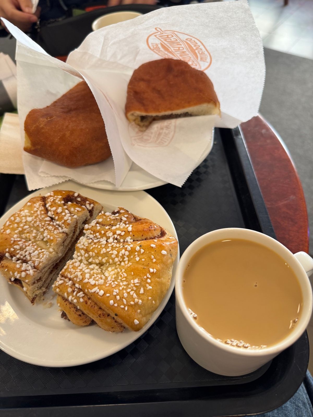 ヘルシンキ
●カフェ「エロマンガ」の入り口
●カフェ「エロマンガ」の店内
...