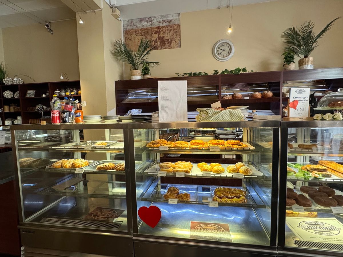 ヘルシンキ
●カフェ「エロマンガ」の入り口
●カフェ「エロマンガ」の店内
...