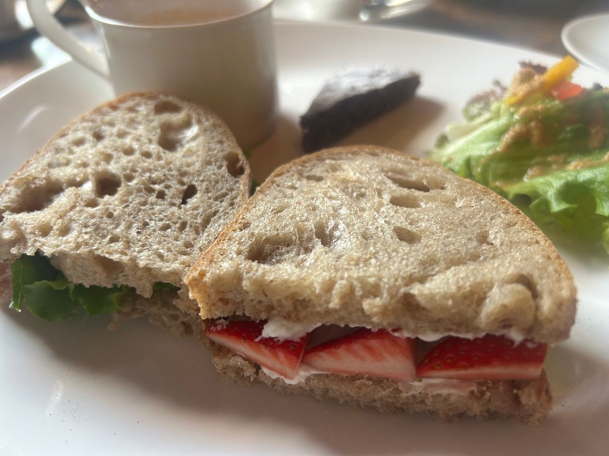 ランチはカフェnokkaさんで、カンパーニュサンドをいただきました。
ちょ...