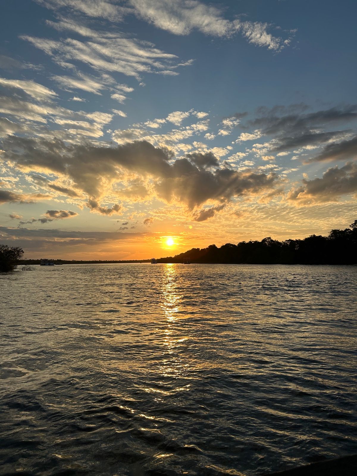 ザンベジ川　サンセットクルーズ
快適な船でドリンクや軽食も付いて夕陽までゆ...