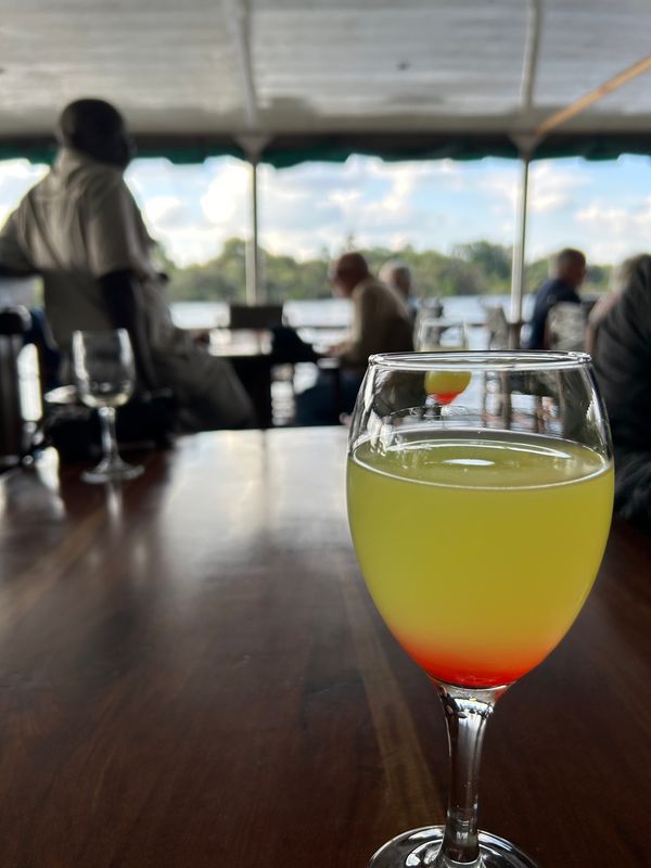 ジンバブエ・ヴィクトリアフォールズ「ヴィクトリアフォールズ」の写真：ザンベジ川　サンセットクルーズ
快適な船...