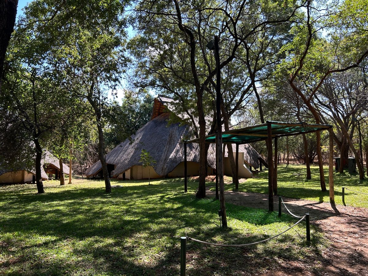 ホテルは”Lukuthura lodges “というロッジタイプの部屋に泊...