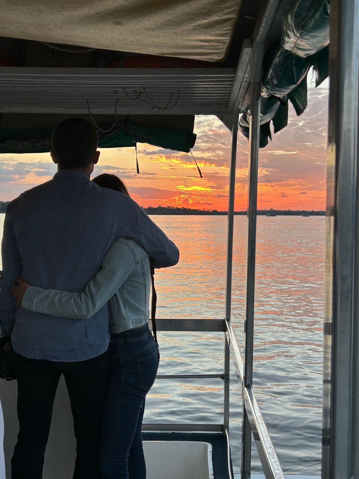 ザンベジ川　サンセットクルーズ
快適な船でドリンクや軽食も付いて夕陽までゆ...