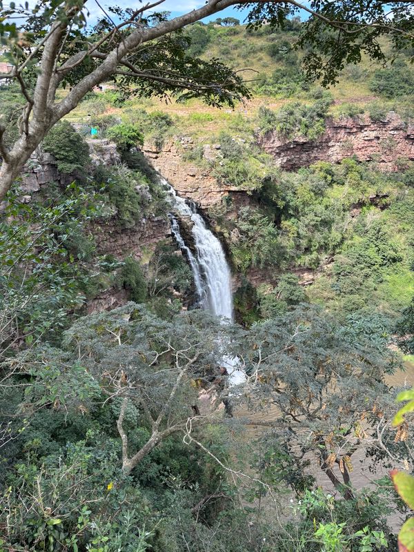 南アフリカ・ダーバン「Mzinyathi Falls」の写真：駐車場にいた地元のお兄さんに滝と洞窟の案...