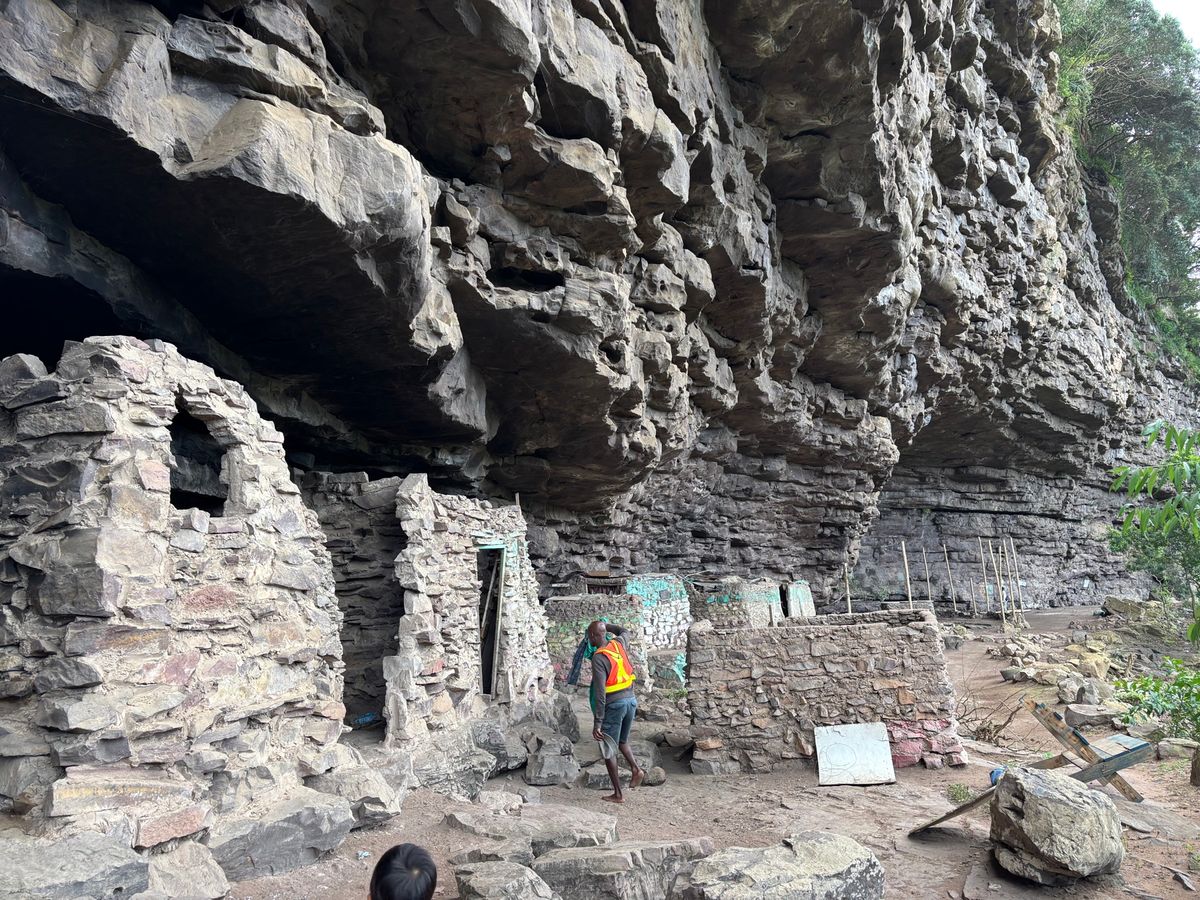 駐車場にいた地元のお兄さんに滝と洞窟の案内をしてもらいました。