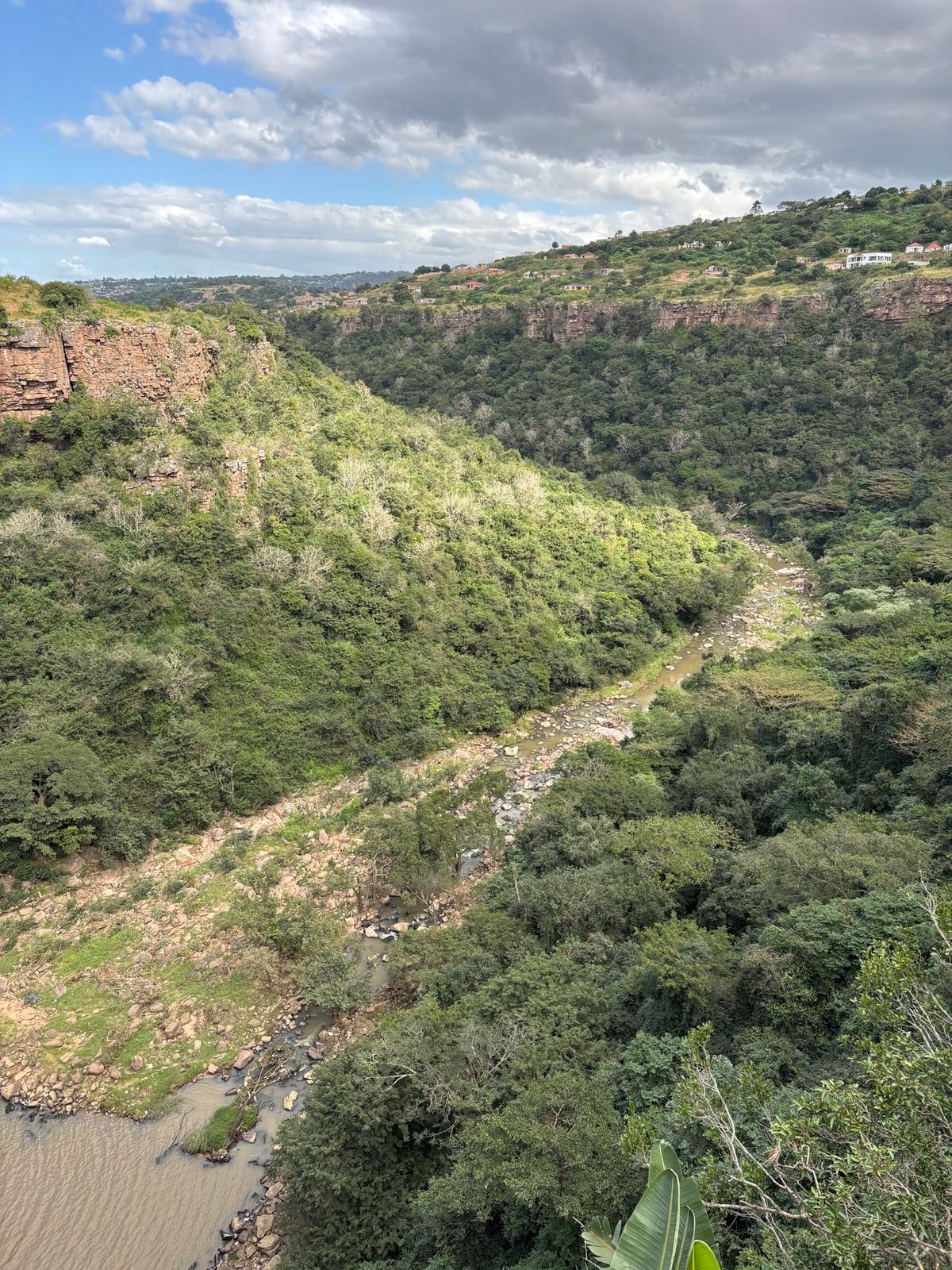駐車場にいた地元のお兄さんに滝と洞窟の案内をしてもらいました。