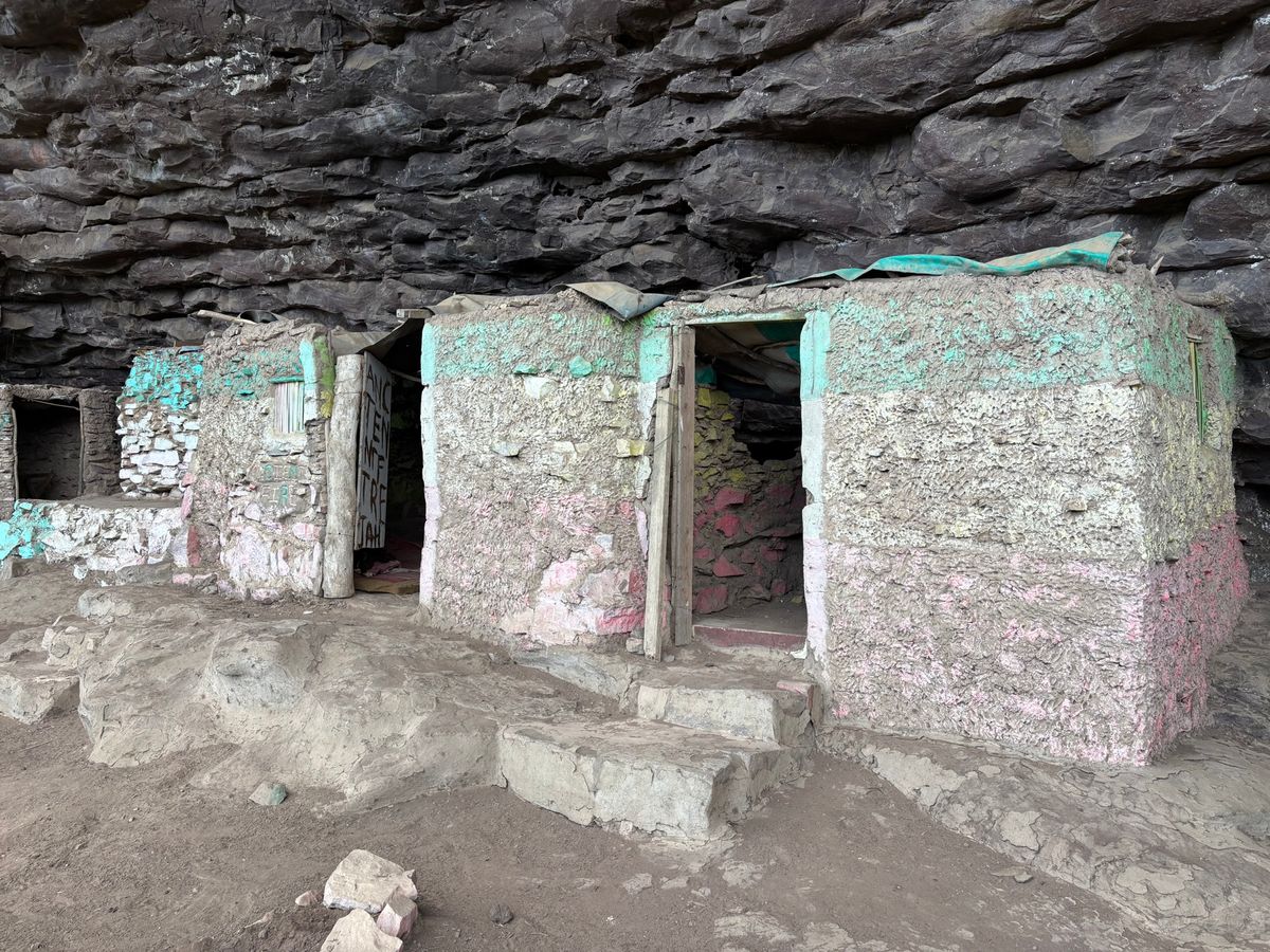 駐車場にいた地元のお兄さんに滝と洞窟の案内をしてもらいました。