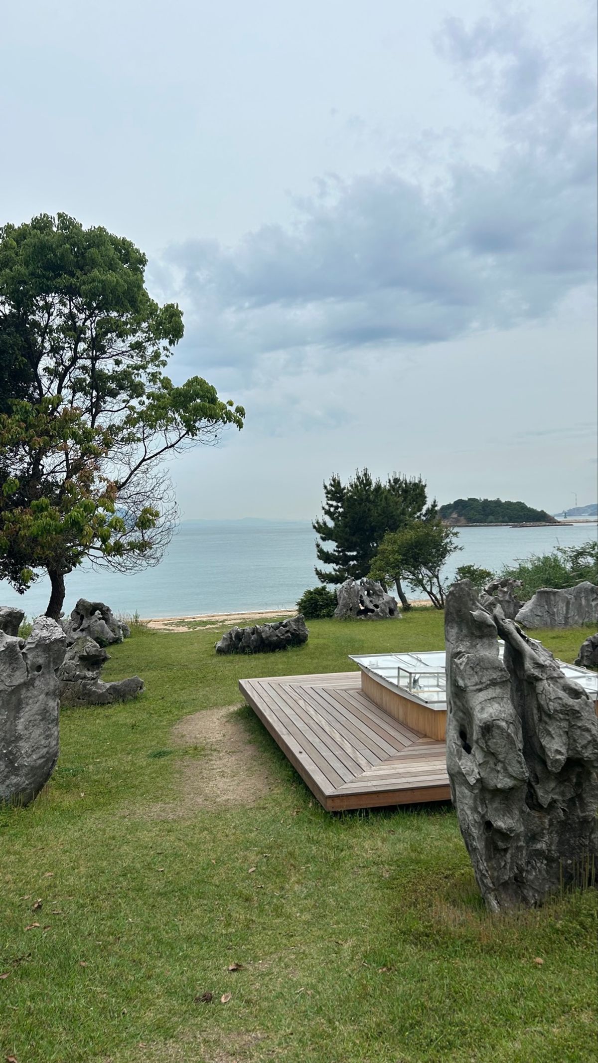 次の美術館に向かう途中で見つけた、謎の場所。
お風呂が中央にあってその周り...