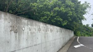 地中美術館
とにかく沢山人がいたけど、駐輪場から美術館までの道のりの景色が...