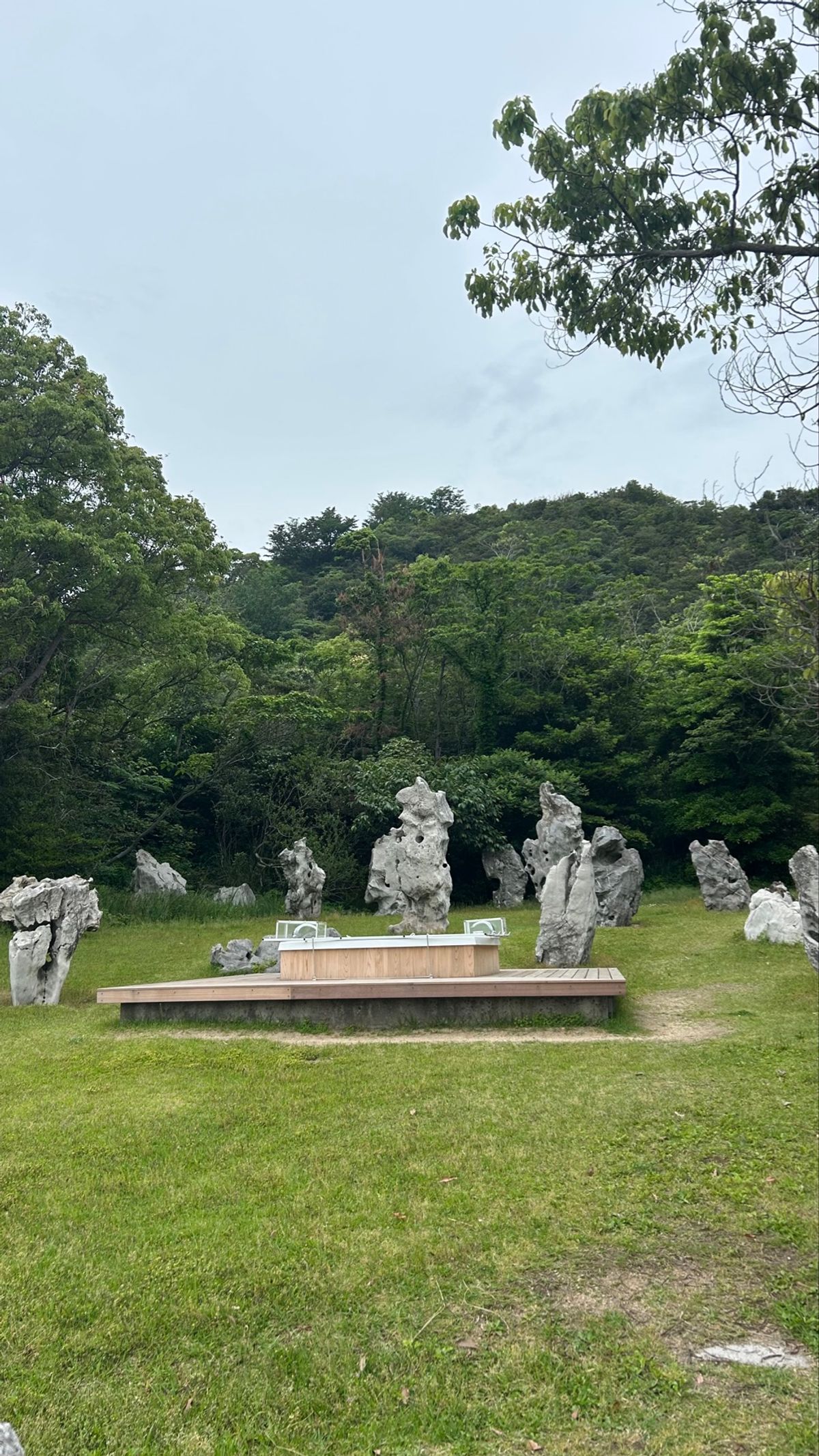 次の美術館に向かう途中で見つけた、謎の場所。
お風呂が中央にあってその周り...