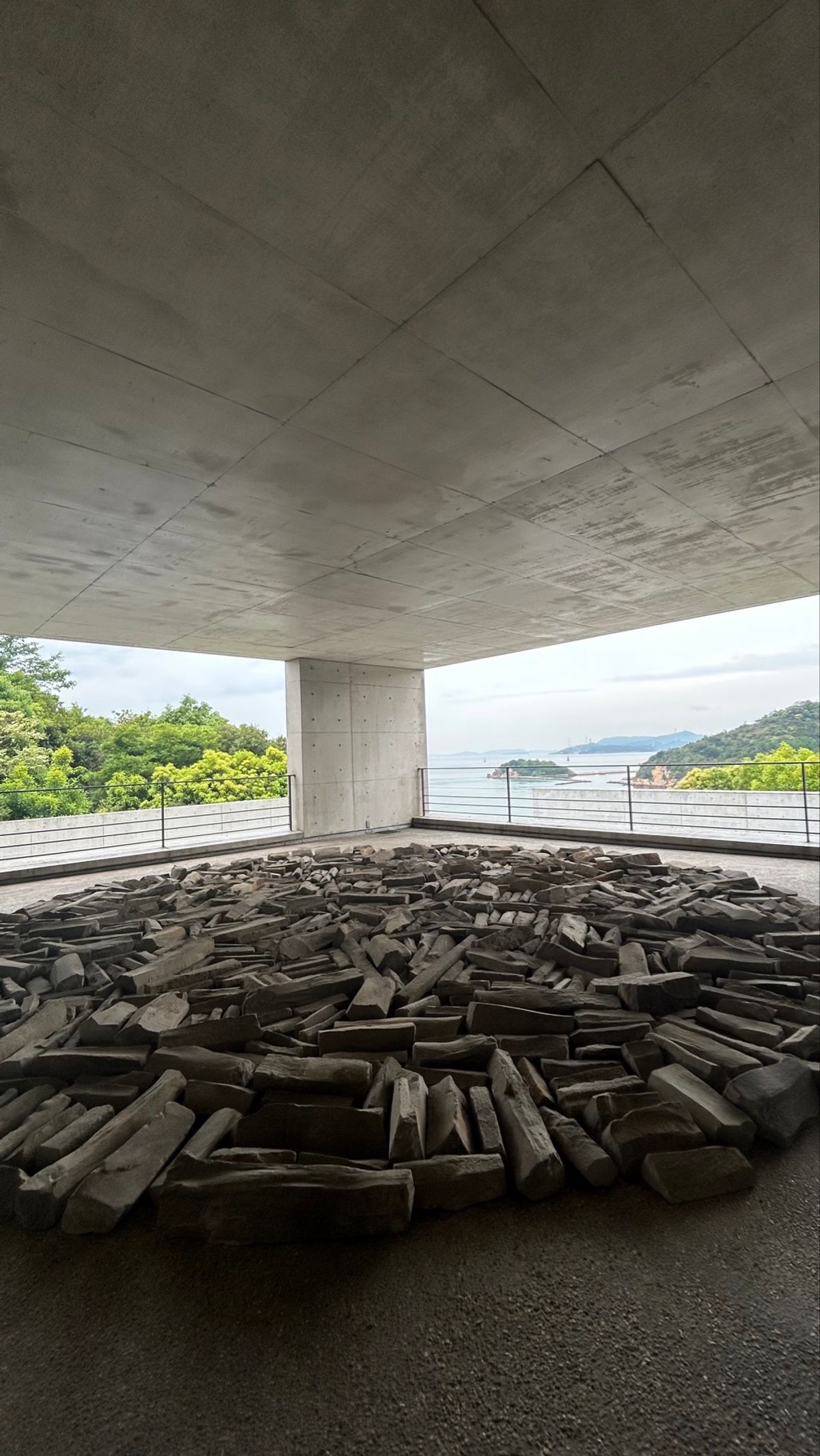 ベネッセミュージアム
どこもかしこも魅力たっぷりで歩くの楽しかったな〜。モ...