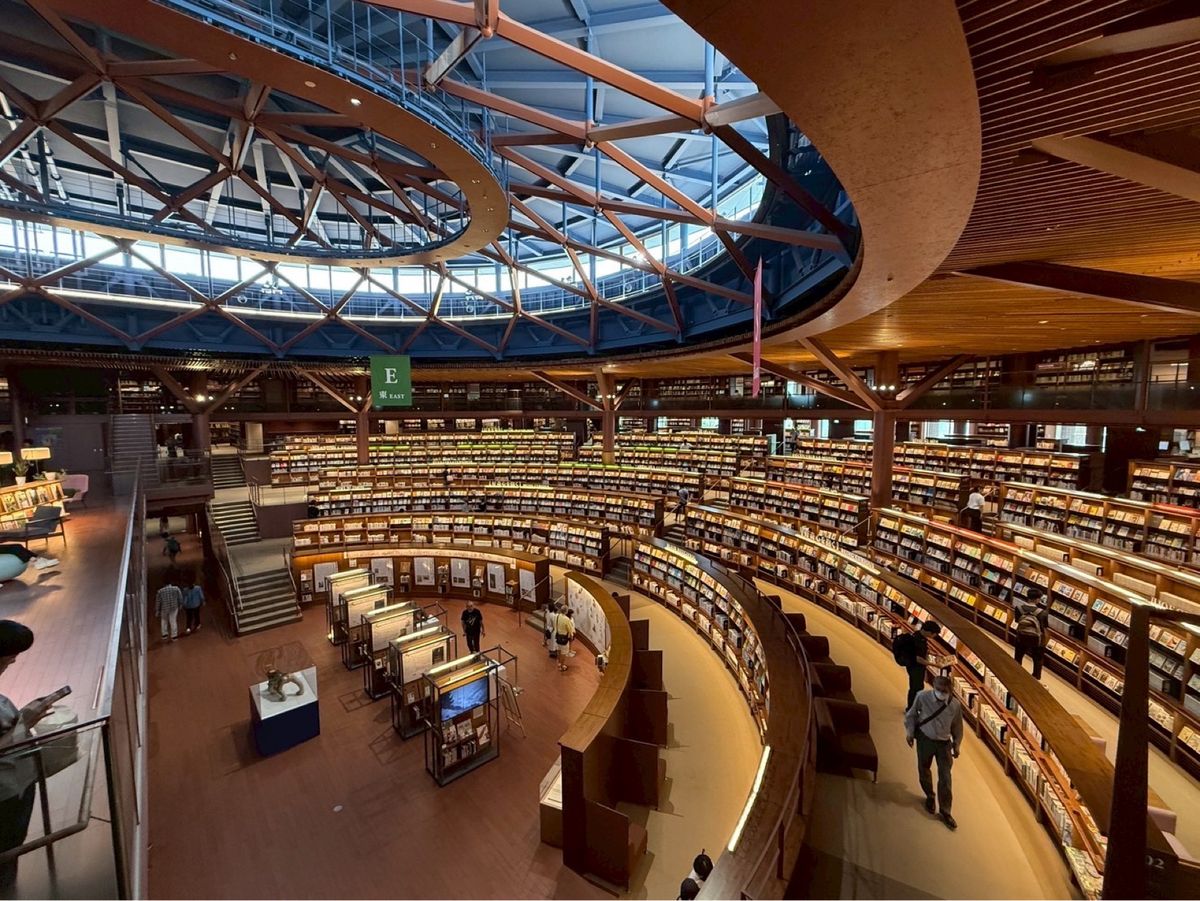 時間あったので金沢図書館へ
この後図書館併設のカフェでバスまで3分時間あっ...