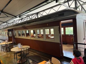 スククザにあるレストランが駅をモチーフにしており大変ユニークでした。