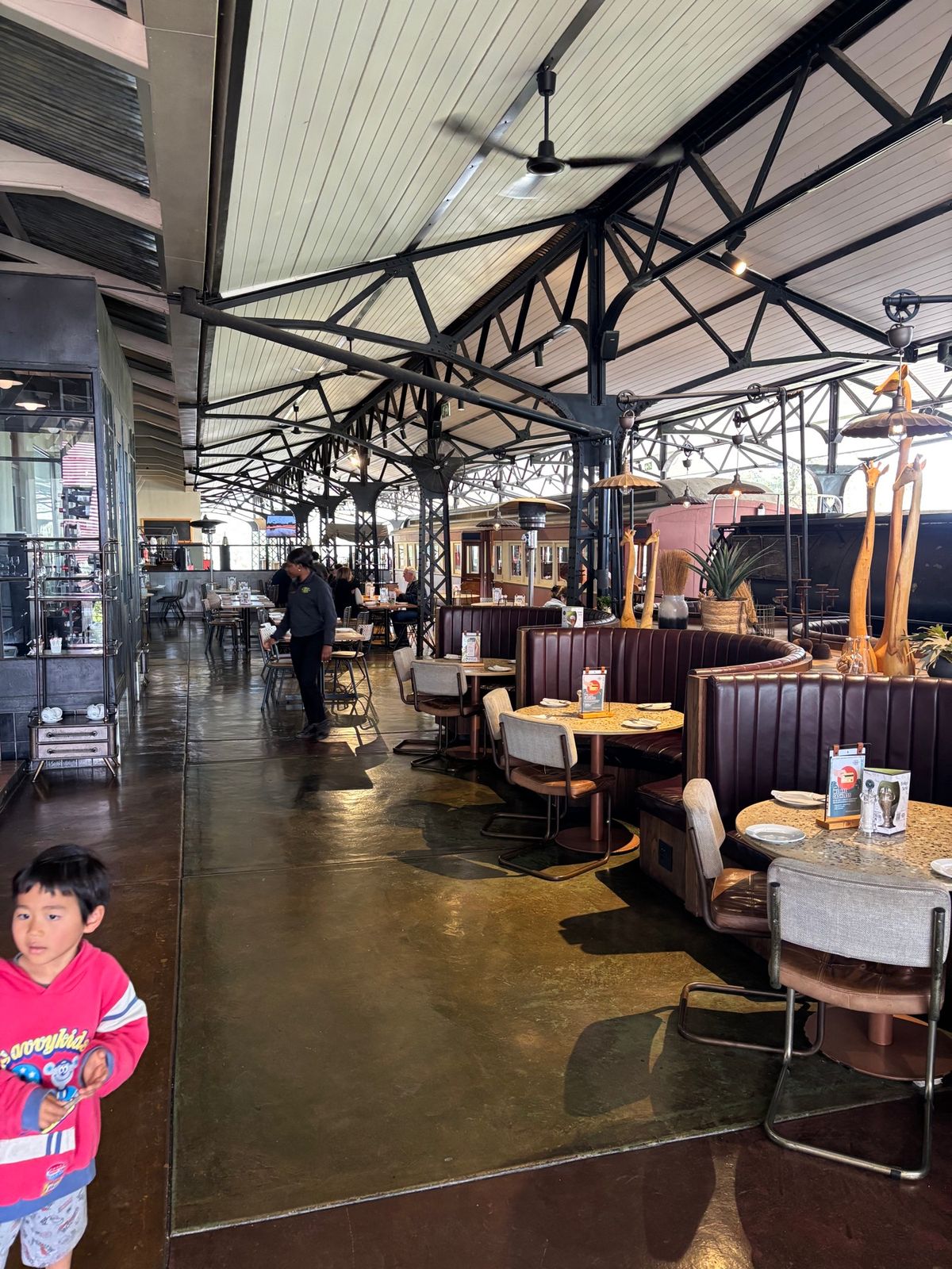 スククザにあるレストランが駅をモチーフにしており大変ユニークでした。