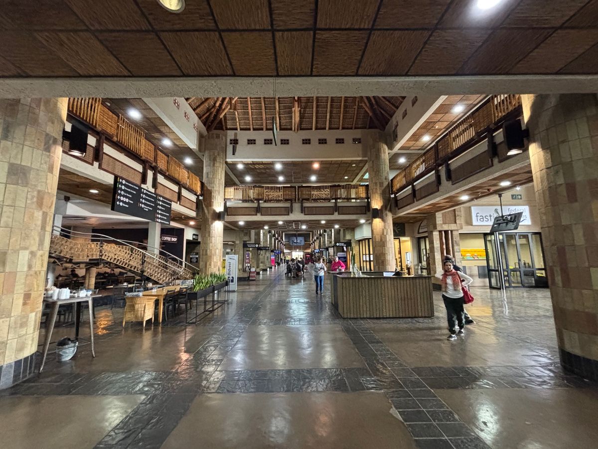 ダーバン キングシャカ国際空港よりクルーガー・ムプマランガ国際空港へ到着。...