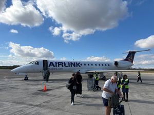 ダーバン キングシャカ国際空港よりクルーガー・ムプマランガ国際空港へ到着。...