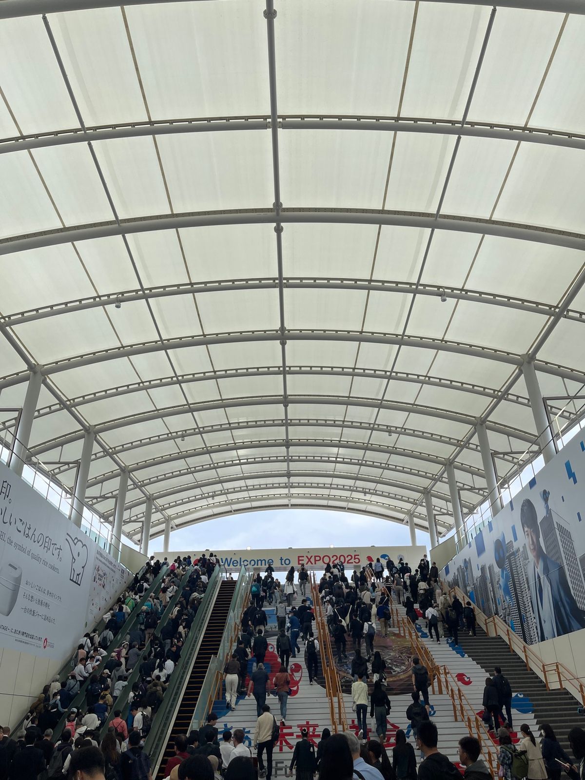 朝伊丹に到着後、ホテルに荷物を預けて万博会場へ😃
大屋根リングは圧巻でした‼️