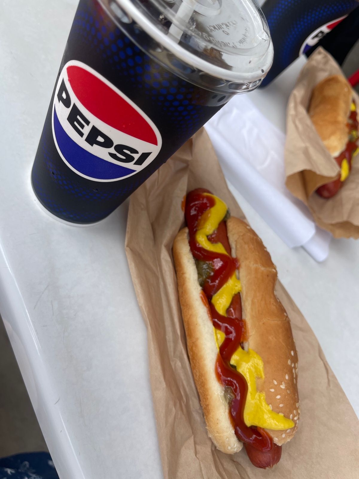 ハワイ最初の食事は今年もコスコのホットドッグ😋
ビールと食材も調達😉
