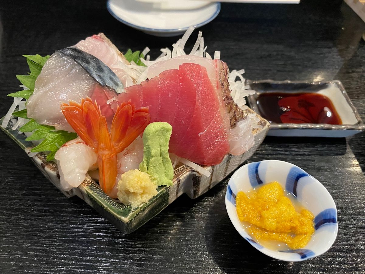 この日の夜はホテル近くにある人気居酒屋「いわし」へ。魚料理と日本酒の美味し...