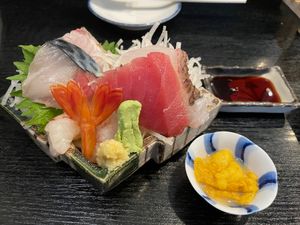 この日の夜はホテル近くにある人気居酒屋「いわし」へ。魚料理と日本酒の美味し...
