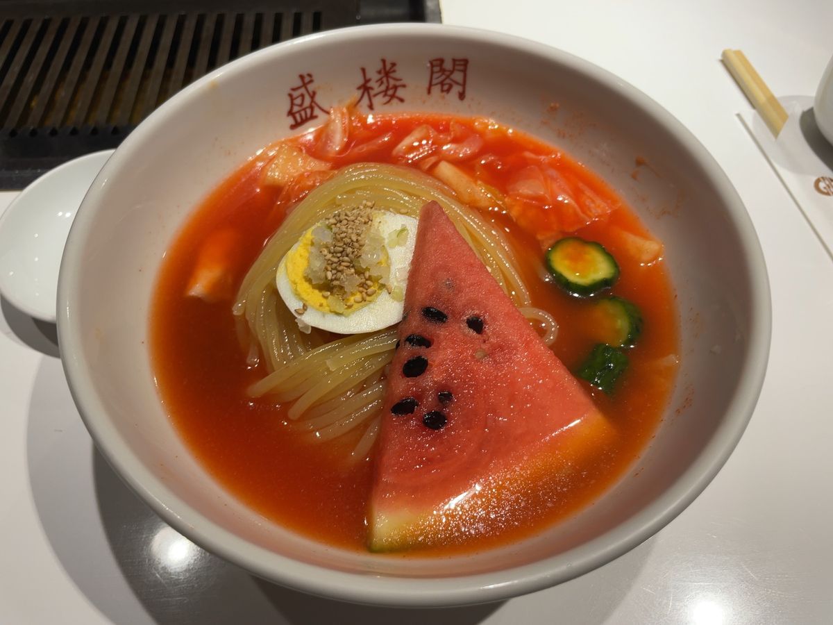 盛岡駅前の盛楼閣で盛岡冷麺をいただきました。やっぱり盛岡といえばこれですね。