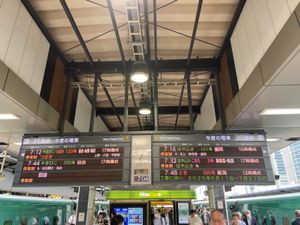 東京駅を朝7時過ぎに出発。旅のお供は宮沢賢治の文庫本。
