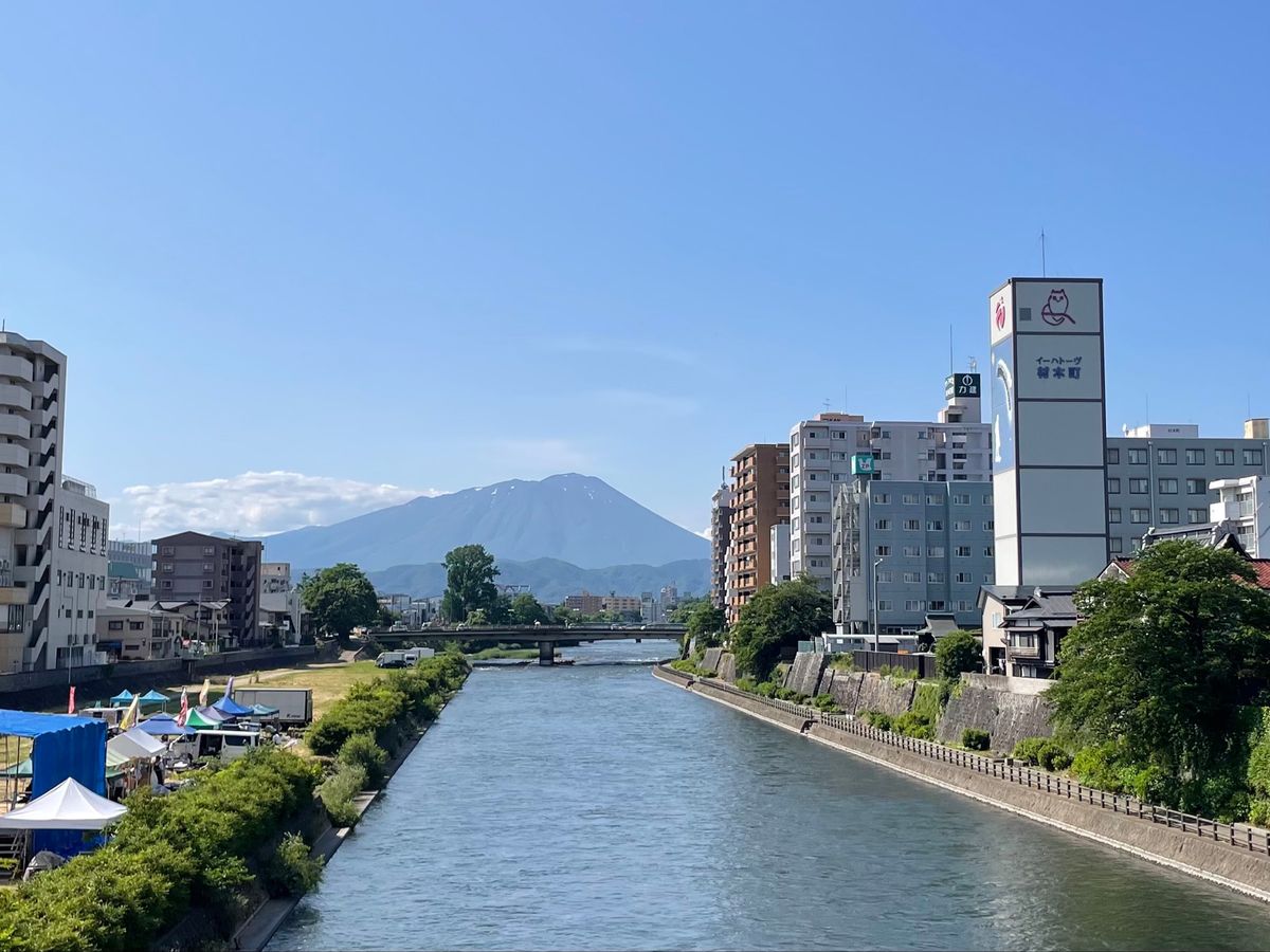 北上川にかかる旭橋から見える岩手山。