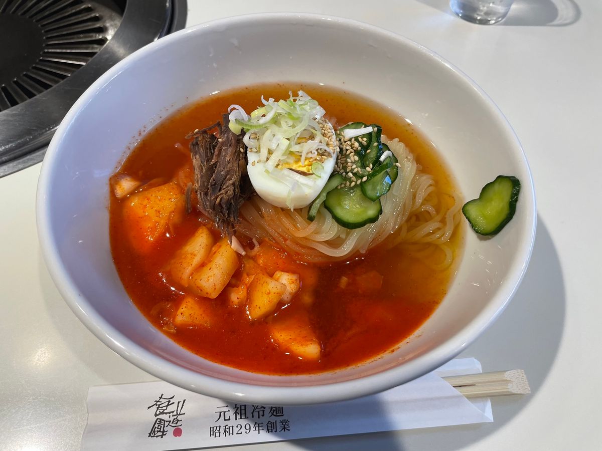 居酒屋の後は〆の冷麺。昭和29年創業、盛岡冷麺発祥のお店と言われる食道園で...