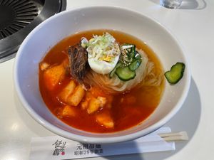 居酒屋の後は〆の冷麺。昭和29年創業、盛岡冷麺発祥のお店と言われる食道園で...