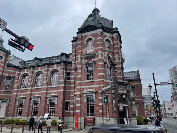日本・盛岡「花巻・盛岡みちのく独り旅」の写真：市内に戻って来て、岩手銀行旧本店本館。赤...