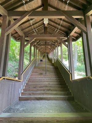 次は道路を挟んで反対側にある宮沢賢治記念館へ。駄菓子菓子、そこに行くにはお...