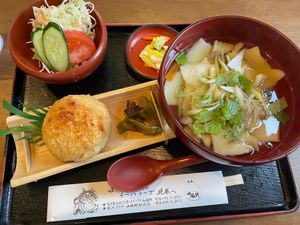 長い階段を登った先にあるレストラン「山猫軒」でちょっと早めのお昼ご飯。ここ...