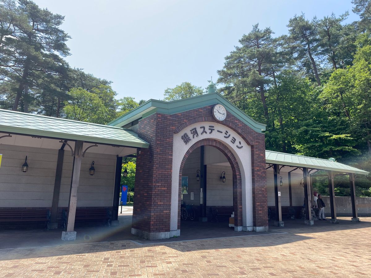 最初に行ったのは宮沢賢治童話村。広い芝生、新緑の森に囲まれた気持ちいい所で...