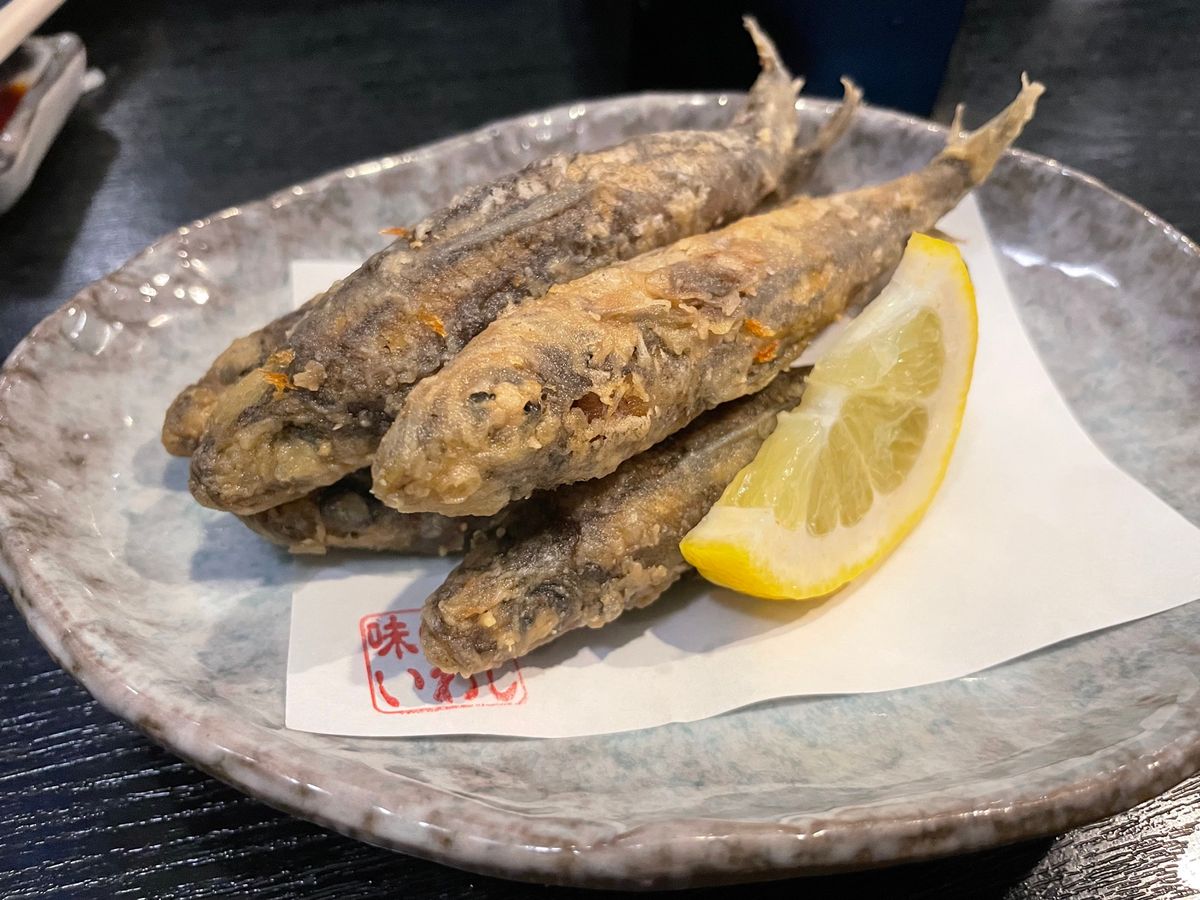 この日の夜はホテル近くにある人気居酒屋「いわし」へ。魚料理と日本酒の美味し...