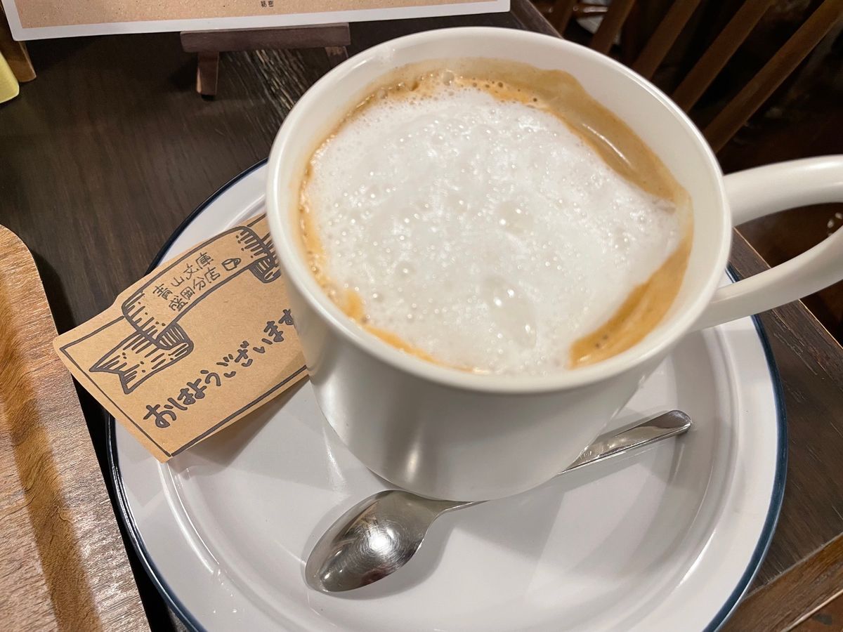 盛岡での朝食は近くにあるカフェ・青山文庫でモーニング。こちらは店内に本がず...