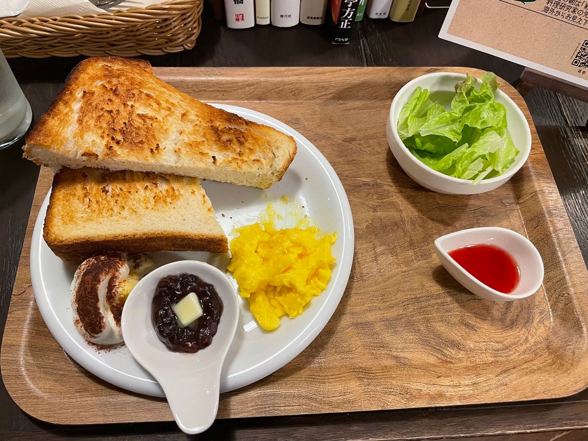 盛岡での朝食は近くにあるカフェ・青山文庫でモーニング。こちらは店内に本がず...