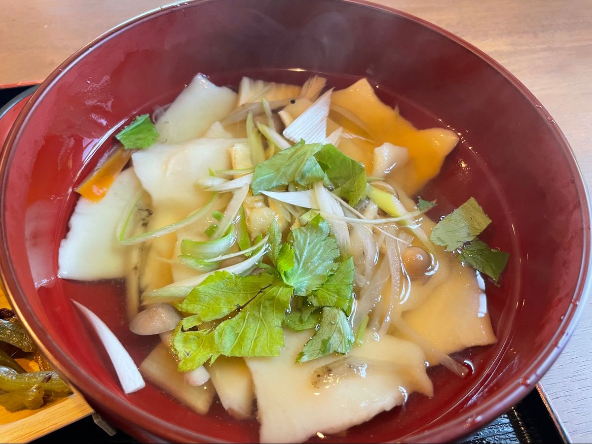 長い階段を登った先にあるレストラン「山猫軒」でちょっと早めのお昼ご飯。ここ...