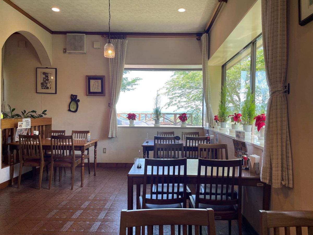 長い階段を登った先にあるレストラン「山猫軒」でちょっと早めのお昼ご飯。ここ...