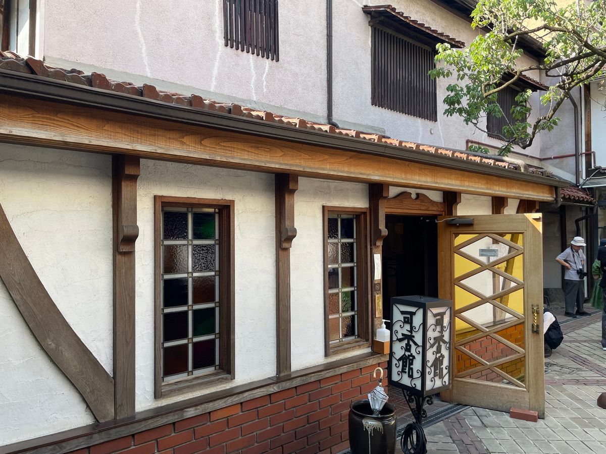 宮沢賢治が本を出版した光源社、その中にある喫茶店「可否館」でブレンドコーヒ...