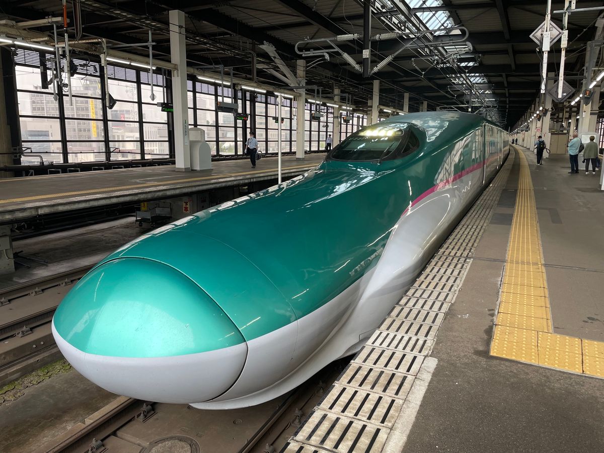 東京までは新幹線で約二時間。速いですねえ。