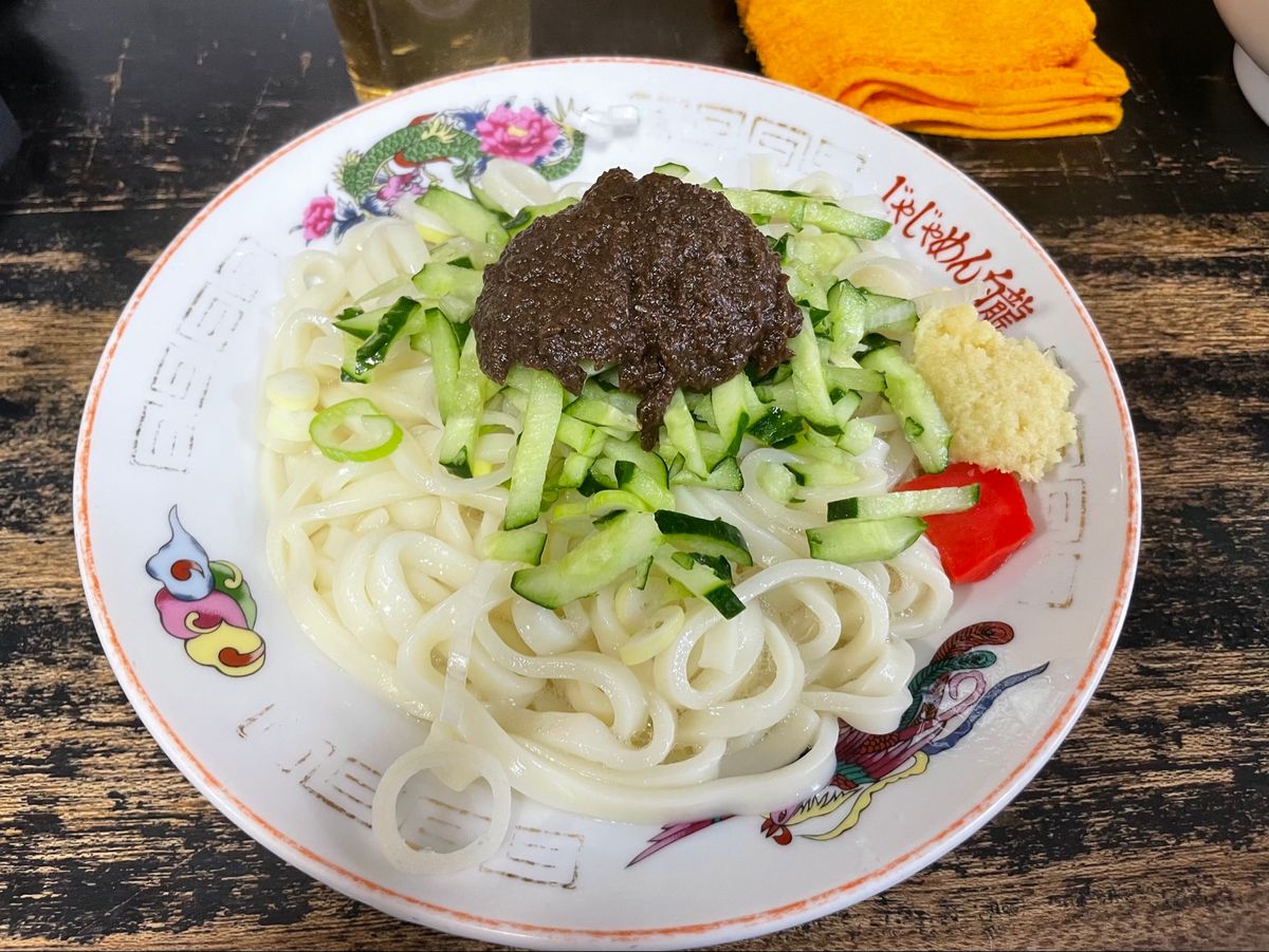 この日のお昼は盛岡のB級グルメ、白龍のじゃじゃ麺。休日とあって30分ほど並...