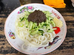 この日のお昼は盛岡のB級グルメ、白龍のじゃじゃ麺。休日とあって30分ほど並...