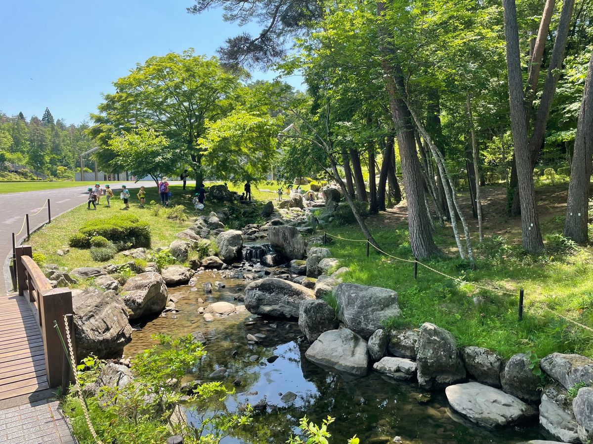 最初に行ったのは宮沢賢治童話村。広い芝生、新緑の森に囲まれた気持ちいい所で...