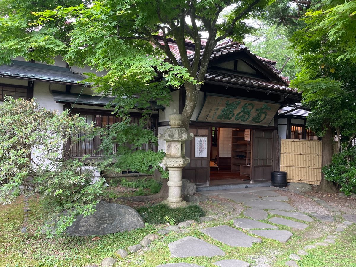 南昌荘。こちらも明治初期の古い建物。