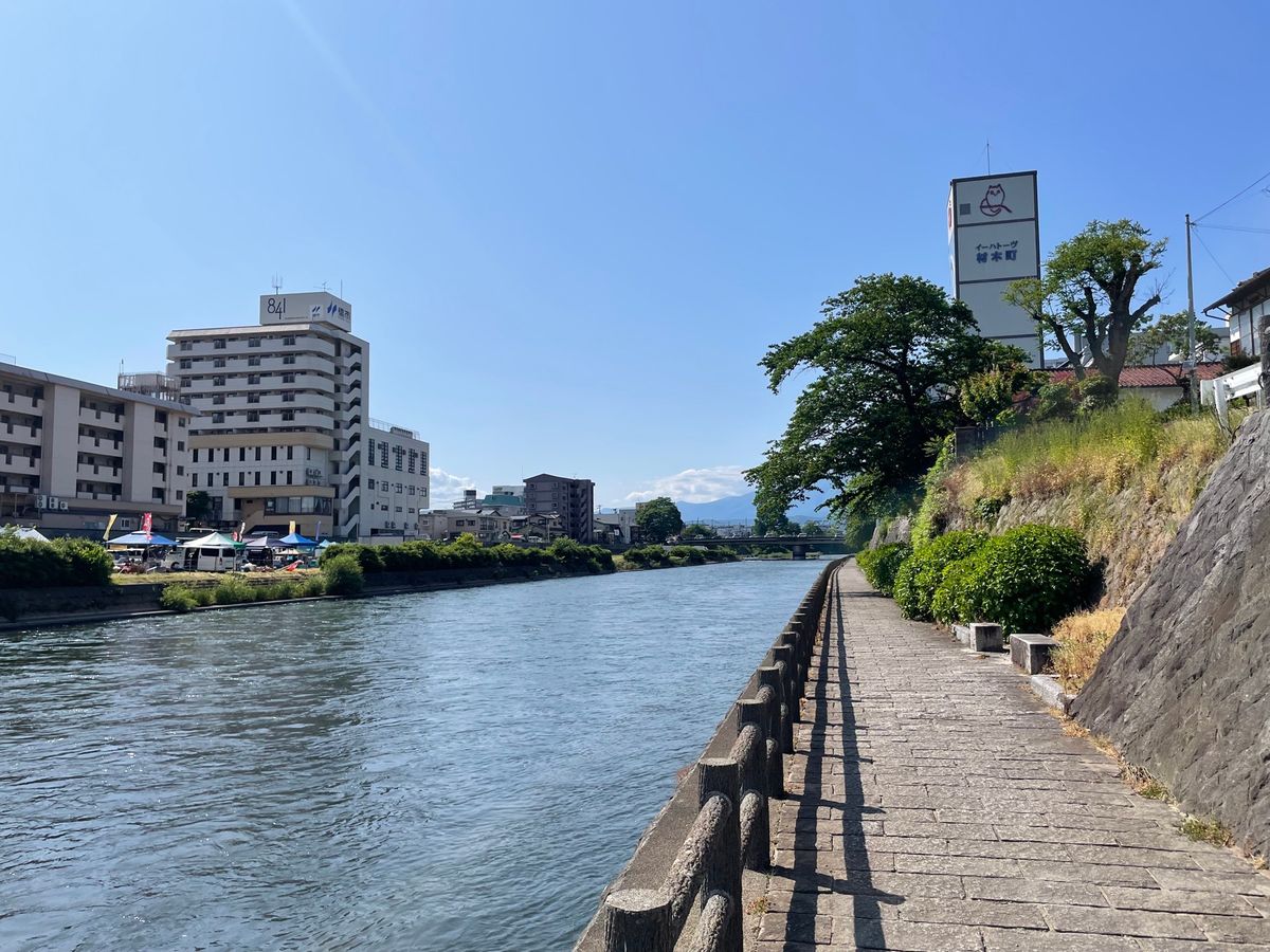 北上川にかかる旭橋から見える岩手山。