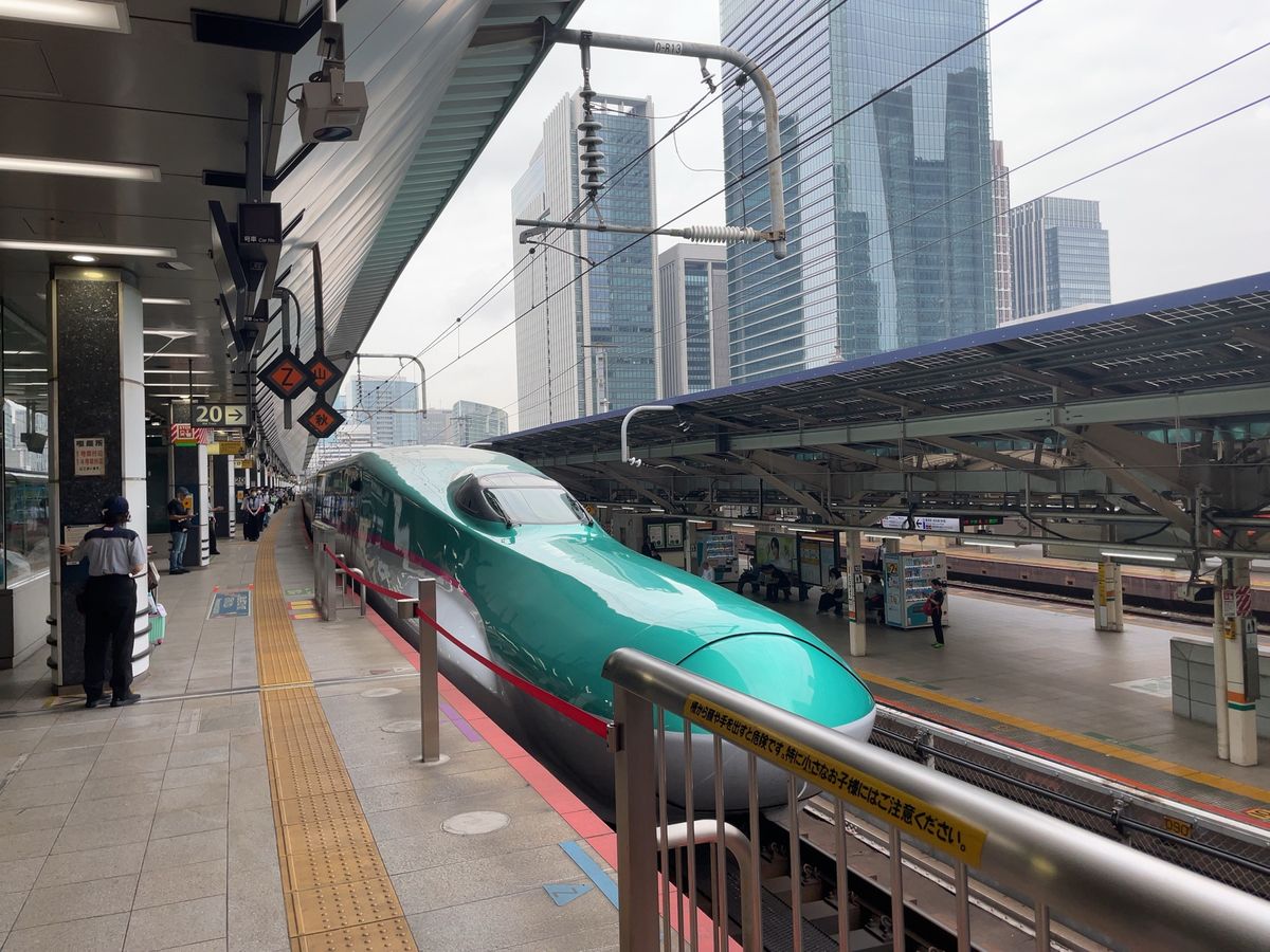 東京駅を朝7時過ぎに出発。旅のお供は宮沢賢治の文庫本。