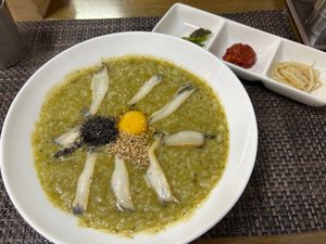 2日目の朝御飯はお粥を食べに行きました。鮑粥です。お客さんは全員日本人でした😆