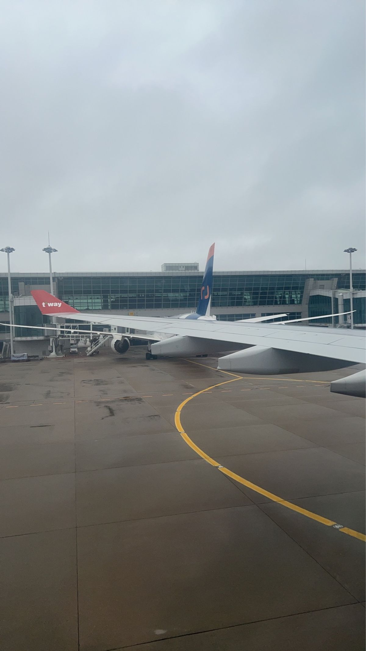 韓国に着いて、仁川空港からソウルへは空港バスに乗りました。ソウルに近づくに...