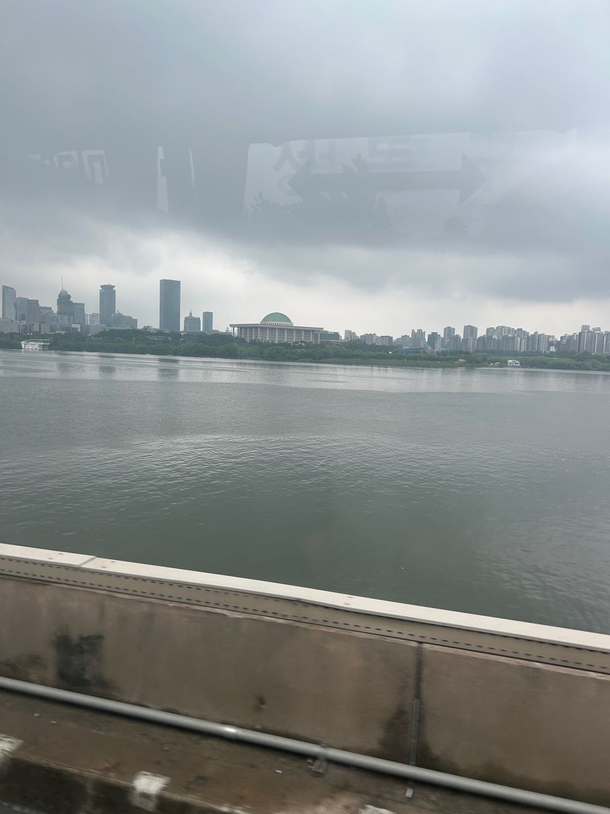 韓国に着いて、仁川空港からソウルへは空港バスに乗りました。ソウルに近づくに...